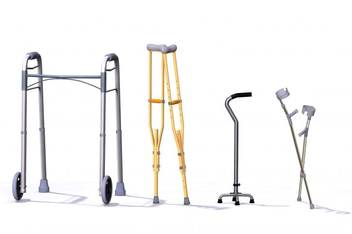 Laska inwalidzka, balkonik rehabilitacyjny – jak wybrać oraz techniki poruszania się
