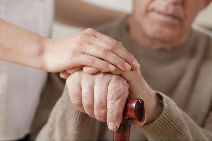 Drżenie i sztywność - główne problemy w chorobie Parkinsona 