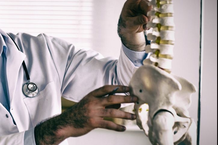 Dyskopatia kręgosłupa – przyczyny, objawy, leczenie