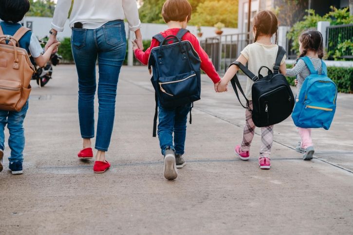 Szkoła a kręgosłup dziecka – plecak, tornister czy plecak na kółkach? Jak prawidłowo siedzieć w ławce oraz rola aktywności fizycznej.