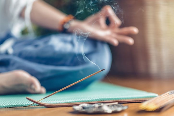 Techniki palenia kadzideł do medytacji: sposoby i praktyki